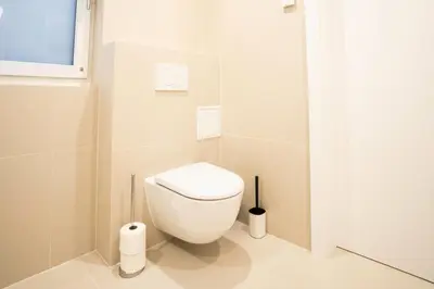 Ein Badezimmer in der Unterkunft OrestaLiving - Penthouse in 2nd District with View