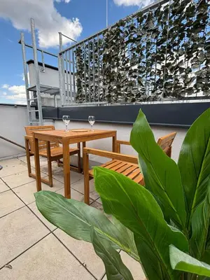 Ein Balkon oder eine Terrasse in der Unterkunft OrestaLiving - Penthouse in 2nd District with View