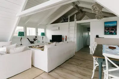 TV/Unterhaltungsangebot in der Unterkunft Seehütte Sonnenschilf - Premium Hide-Away Ferienhaus in Rust direkt am Neusiedlersee