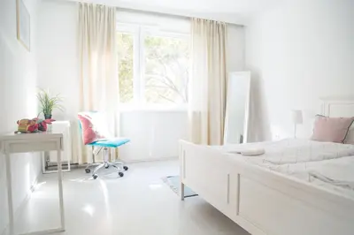 Ein Bett oder Betten in einem Zimmer der Unterkunft The WHITE Apartment - Great Ferris Wheel
