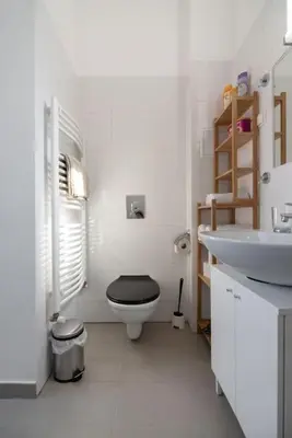 Ein Badezimmer in der Unterkunft Große Terrasse, Klimaanlage und U-Bahn Nähe