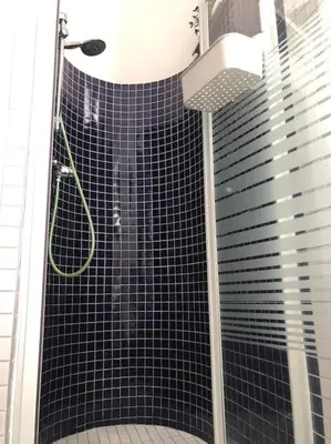 Ein Badezimmer in der Unterkunft Neues, gemütliches Studio im Zentrum in Ruhelage