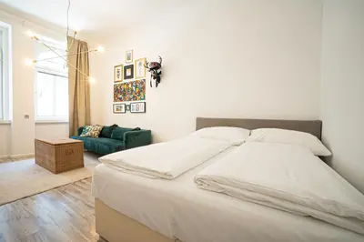 Ein Bett oder Betten in einem Zimmer der Unterkunft 2-room apartment on the first floor with designer renovation. Exit to the courtyard. 15 minutes to Schloss Schönbrunn
