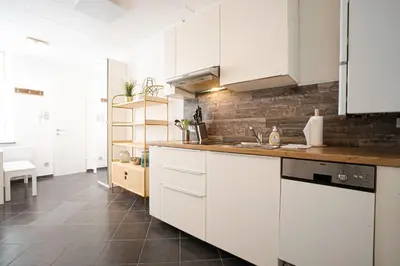 Küche/Küchenzeile in der Unterkunft 2-room apartment on the first floor with designer renovation. Exit to the courtyard. 15 minutes to Schloss Schönbrunn