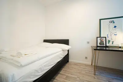 Ein Bett oder Betten in einem Zimmer der Unterkunft 2-room apartment on the first floor with designer renovation. Exit to the courtyard. 15 minutes to Schloss Schönbrunn