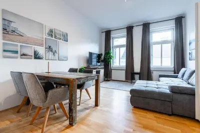 Ein Sitzbereich in der Unterkunft Cozy Apartment Steps Away from Wiener Stadthalle