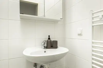 Ein Badezimmer in der Unterkunft Cozy Apartment Steps Away from Wiener Stadthalle