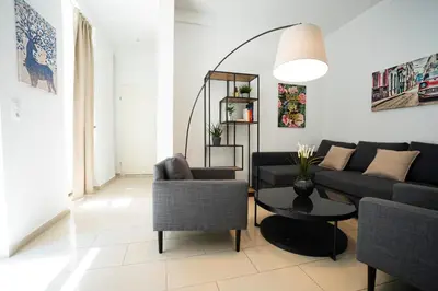 Ein Sitzbereich in der Unterkunft Chic Newly-Renovated Apartment Steps from Subway in Vienna's Hernals District