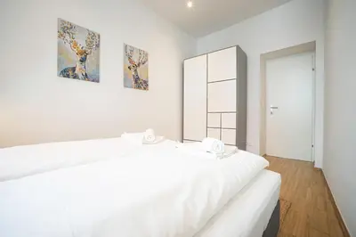 Ein Bett oder Betten in einem Zimmer der Unterkunft Chic Newly-Renovated Apartment Steps from Subway in Vienna's Hernals District
