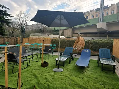 Ein Garten an der Unterkunft Adorable 2BR Apt. near Millenium Tower and Danube