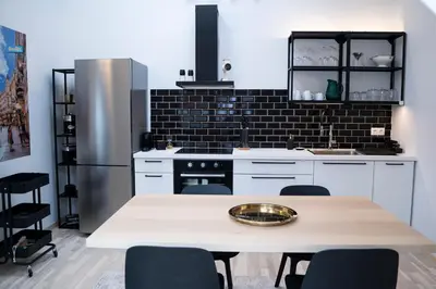Küche/Küchenzeile in der Unterkunft Stilvolle Dachgeschosswohnungen mit Balkon in Innenstadt Nähe