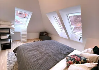 Ein Bett oder Betten in einem Zimmer der Unterkunft Stilvolle Dachgeschosswohnungen mit Balkon in Innenstadt Nähe