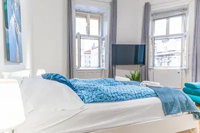 Ein Bett oder Betten in einem Zimmer der Unterkunft Comfy 2BR Apt for Up To 6P, Near Wiener Stadthalle