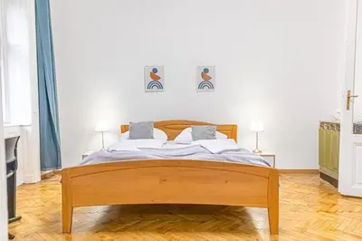 Ein Bett oder Betten in einem Zimmer der Unterkunft Comfy 2BR Apt for Up To 6P, Near Wiener Stadthalle