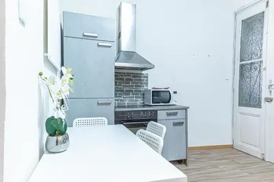 Küche/Küchenzeile in der Unterkunft Comfy 2BR Apt for Up To 6P, Near Wiener Stadthalle