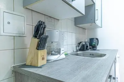 Küche/Küchenzeile in der Unterkunft Comfy 2BR Apt for Up To 6P, Near Wiener Stadthalle