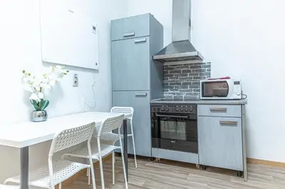 Küche/Küchenzeile in der Unterkunft Comfy 2BR Apt for Up To 6P, Near Wiener Stadthalle
