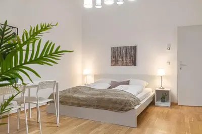 Ein Bett oder Betten in einem Zimmer der Unterkunft Affordable & Cozy 2-BR Flat , Near Stadthalle
