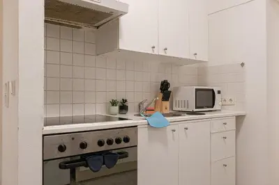 Küche/Küchenzeile in der Unterkunft Affordable & Cozy 2-BR Flat , Near Stadthalle
