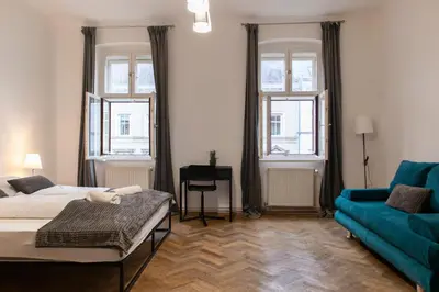 Ein Bett oder Betten in einem Zimmer der Unterkunft Cozy 2BR Apartment - Near Wiener Stadthalle