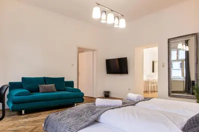 Ein Bett oder Betten in einem Zimmer der Unterkunft Cozy 2BR Apartment - Near Wiener Stadthalle
