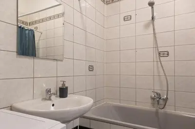 Ein Badezimmer in der Unterkunft Cozy 2BR Apartment - Near Wiener Stadthalle