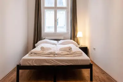 Ein Bett oder Betten in einem Zimmer der Unterkunft Cozy 2BR Apartment - Near Wiener Stadthalle
