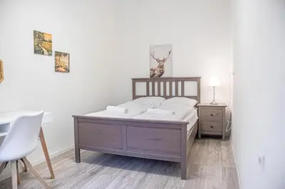 Ein Bett oder Betten in einem Zimmer der Unterkunft Comfortable 2BR Apt-Near Wiener Stadthalle