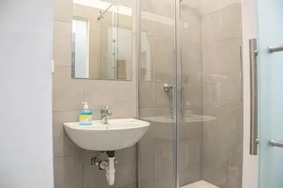 Ein Badezimmer in der Unterkunft Comfortable 2BR Apt-Near Wiener Stadthalle