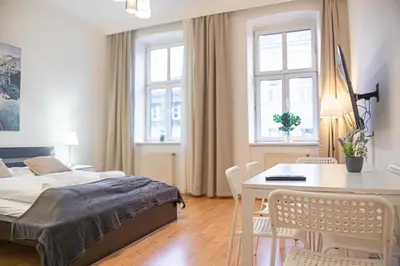 Ein Bett oder Betten in einem Zimmer der Unterkunft Comfortable 2BR Apt-Near Wiener Stadthalle