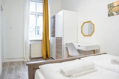 Ein Bett oder Betten in einem Zimmer der Unterkunft Comfortable 2BR Apt-Near Wiener Stadthalle