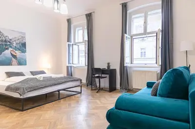 Ein Bett oder Betten in einem Zimmer der Unterkunft Comfortable 2BR Stay , Steps from Stadthalle