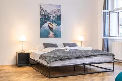Ein Bett oder Betten in einem Zimmer der Unterkunft Comfortable 2BR Stay , Steps from Stadthalle