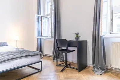 Ein Bett oder Betten in einem Zimmer der Unterkunft Comfortable 2BR Stay , Steps from Stadthalle