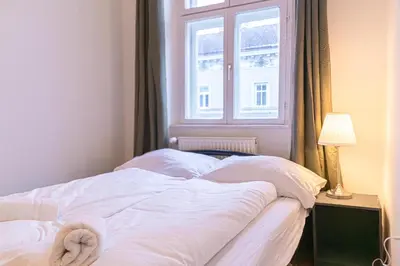 Ein Bett oder Betten in einem Zimmer der Unterkunft Comfortable 2BR Stay , Steps from Stadthalle