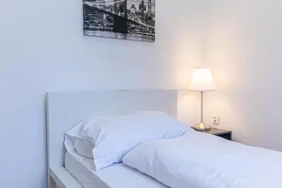 Ein Bett oder Betten in einem Zimmer der Unterkunft Comfortable 2BR Stay , Steps from Stadthalle
