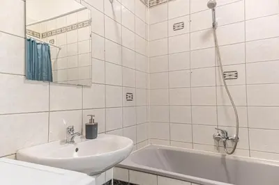 Ein Badezimmer in der Unterkunft Comfortable 2BR Stay , Steps from Stadthalle