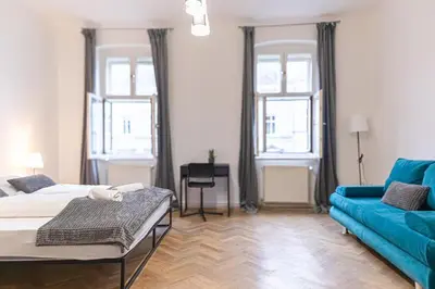 Ein Bett oder Betten in einem Zimmer der Unterkunft Comfortable 2BR Stay , Steps from Stadthalle