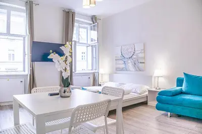 Ein Sitzbereich in der Unterkunft Cozy Studio Apt Near Vienna Wiener Stadthalle