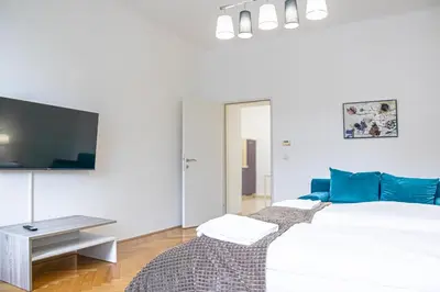 Ein Bett oder Betten in einem Zimmer der Unterkunft Affordable 2BR Apt-Near Wiener Stadthalle