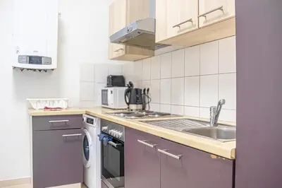 Küche/Küchenzeile in der Unterkunft Affordable 2BR Apt-Near Wiener Stadthalle