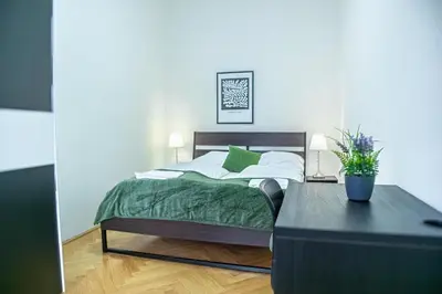 Ein Bett oder Betten in einem Zimmer der Unterkunft Affordable 2BR Apt-Near Wiener Stadthalle