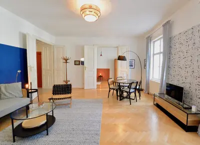 Ein Sitzbereich in der Unterkunft Beautiful Flat Next to Karlskirche