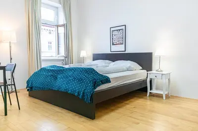 Ein Bett oder Betten in einem Zimmer der Unterkunft Affordable 2BR Apt Near Wiener Stadthalle