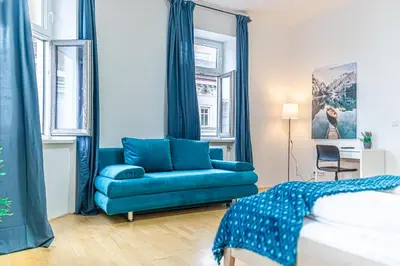 Ein Sitzbereich in der Unterkunft Affordable 2BR Apt Near Wiener Stadthalle
