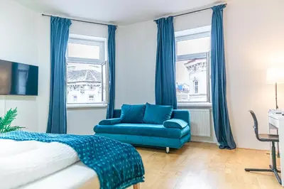 Ein Bett oder Betten in einem Zimmer der Unterkunft Affordable 2BR Apt Near Wiener Stadthalle