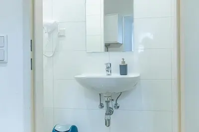 Ein Badezimmer in der Unterkunft Affordable 2BR Apt Near Wiener Stadthalle