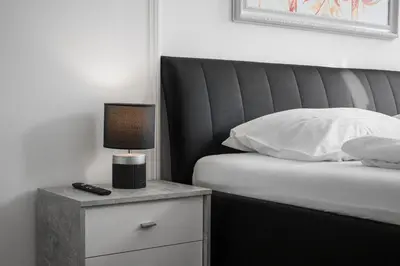 Ein Bett oder Betten in einem Zimmer der Unterkunft Spacious 7BR Apartment Near Hauptbahnhof