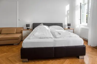 Ein Bett oder Betten in einem Zimmer der Unterkunft Spacious 7BR Apartment Near Hauptbahnhof