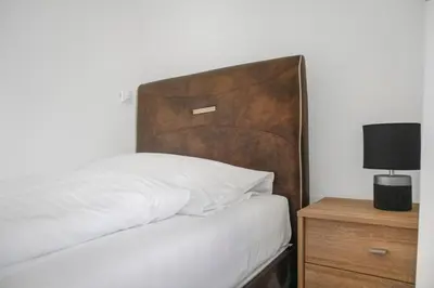 Ein Bett oder Betten in einem Zimmer der Unterkunft Spacious 7BR Apartment Near Hauptbahnhof